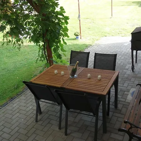Pod Chlumem - Utulny V Blizkosti Centra Apartament *